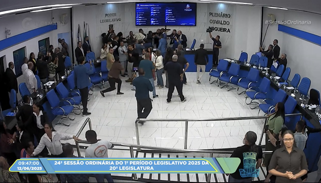 Desentendimento que começou antes da abertura da sessão, foi transmitido ao vivo pela TV Câmara (Foto: Print)