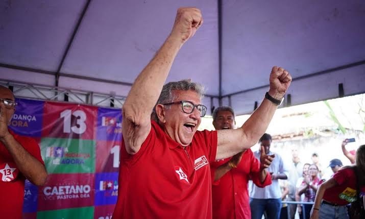 O prefeito de Camaçari, Luiz Caetano (PT), em imagem da campanha que o sagrou vitorioso, em 2024 - Divulgação