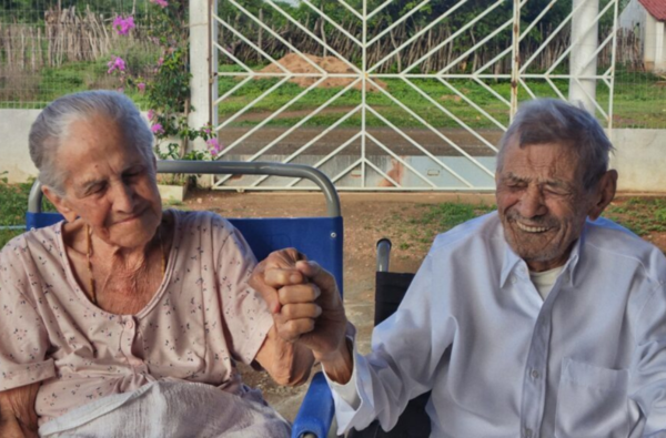 Seu Manoel Angelim Dino, de 105 anos, e dona Maria de Sousa Dino, de 102 (Foto: Reprodução)
