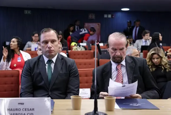 Mauro Cid e seu advogado durante interrogatório (Foto: Ton Molina/STF)