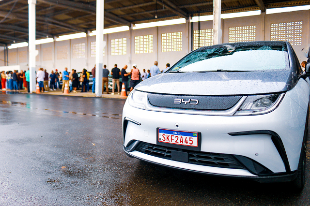 Superintendência de Trânsito e Transporte Público de Camaçari (STT) entregou o primeiro alvará de circulação para táxi 100% elétrico no município (Foto: Divulgação)