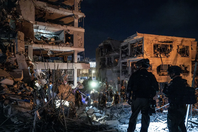 Equipes de resgate trabalham após ataque do Irã a Tel Aviv, em Israel (Foto: Mostafaf Alkharouf/Anadolu via Getty Images)