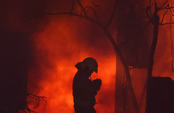 Um socorrista opera após o lançamento de mísseis do Irã para Israel, em Tel Aviv, Israel, em 16 de junho de 2025 (Foto: REUTERS/Ronen Zvulun)