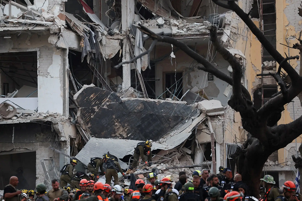 Equipes de emergência trabalham em um local atingido por um ataque de mísseis do Irã contra Israel, em Tel Aviv, Israel, em 16 de junho de 2025 (Foto: REUTERS/Ronen Zvulun)