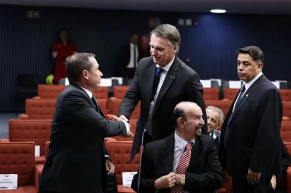 Cid e Bolsonaro se cumprimentam antes do depoimento (Foto: Ton Molina/STF)
