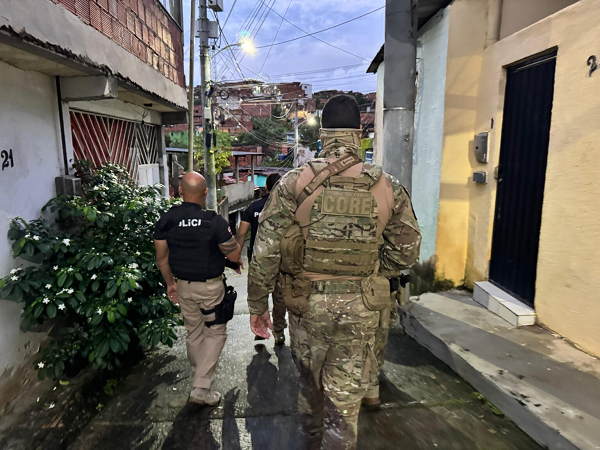 Foram localizados 12 suspeitos com mandados de prisão preventiva e de condenação definitiva, referentes a crimes de tráfico, homicídio e associação criminosa (Foto: Divulgação)