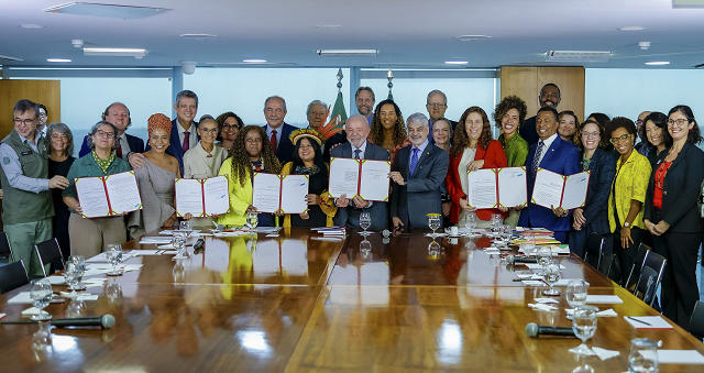 Presidente Lula junto a ministros e parlamentares em 3 de junho de 2025 (Foto: Reprodução/Agência Gov)