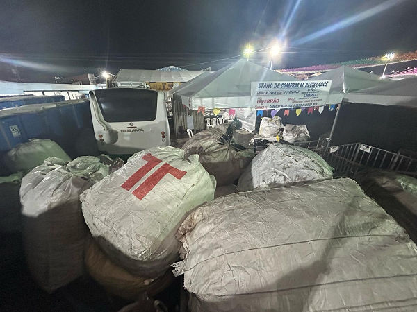 Entre os materiais recicláveis coletados, foram 1 tonelada de plástico e mais de 2 toneladas de metal, as famosas latinhas (Foto: Daniel Fonseca)