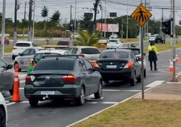 Medida adotada visa garantir fluidez do tráfego durante esse período de intensa circulação na região (Foto: Juliano Sarraf)