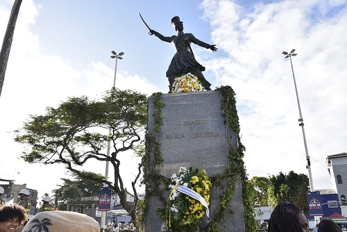 Estátua em homenagem a Maria Quitéria, no largo da Lapinha, em Salvador - Foto: José Simões/Ag A TARDE.