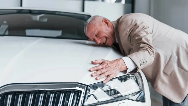 Nova lei garante carros mais baratos para idosos - Foto: Adobe Stock