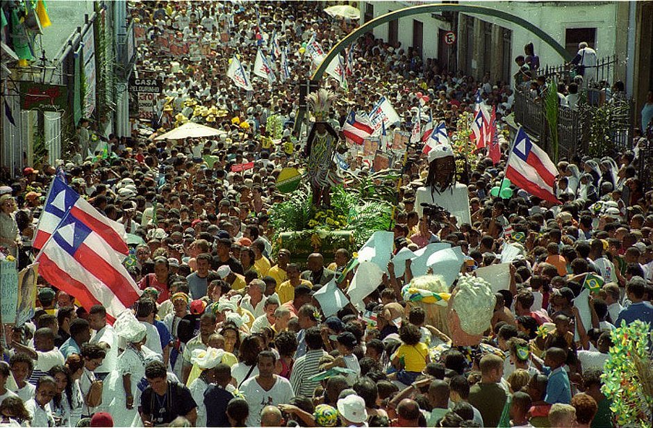 O Caboclo e a Cabocla, que representam o exercito nacional, e indivíduos que se envolveram na peleja pela libertação do Estado - Foto: Reprodução Web