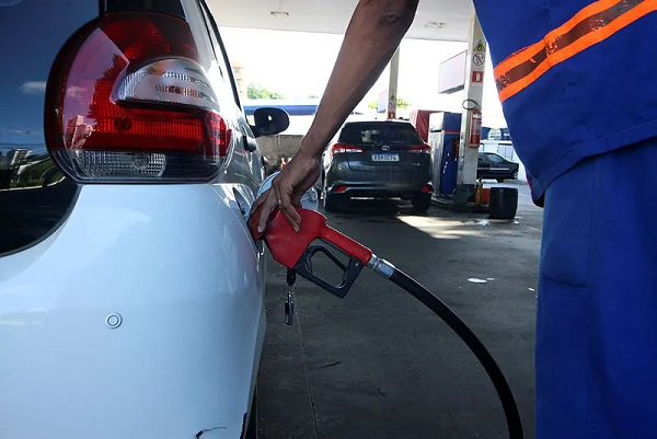 Preços dos combustíveis no estado sofreram uma pequena redução para as distribuidoras (Foto: Denisse Salazar/Ag. A TARDE)