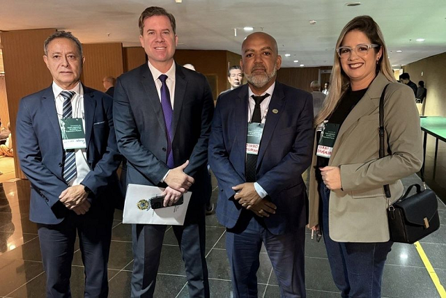 Câmara de Camaçari, representada pelo presidente da Casa, vereador Niltinho Maturino (PRD), pelo vice-presidente, vereador Dr. Elias Natan (PSDB), e pela Diretora de Comunicação, a jornalista Ivani Gonçalves (Foto: Ascom/CMC)