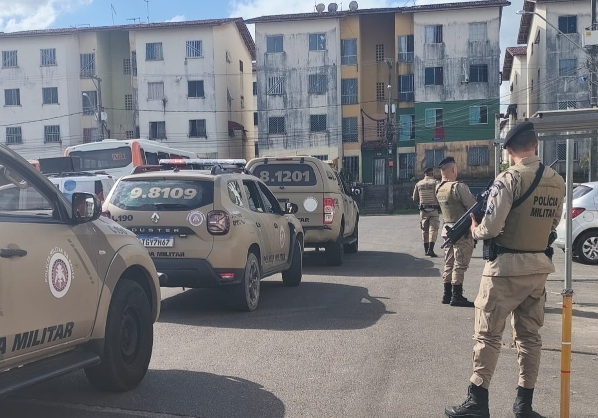 Policiais Militares fazem patrulhamento em residencial do Minha Casa Minha Vida em Camaçari/BA