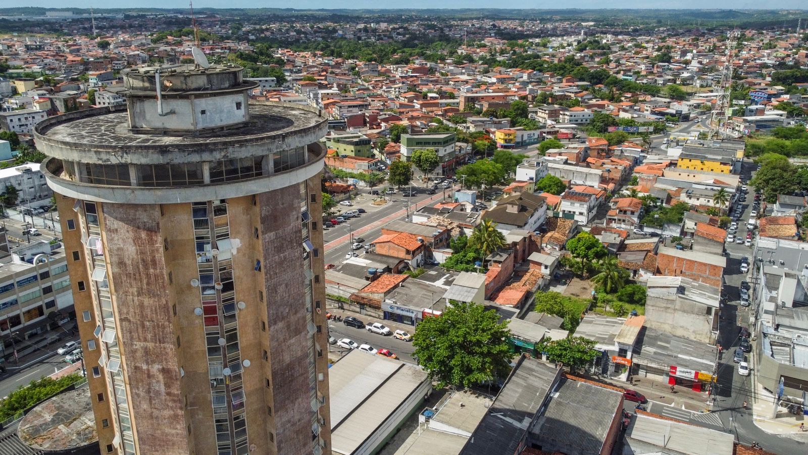 Camaçari, vista de cima. Prédio redondo.