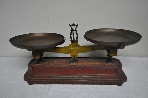 Muitos dos provérbios de Salomão enfatizam a importância de manter a honestidade e a integridade em todos os aspectos da vida. Usando "balanças desonestas" como metáfora para práticas comerciais fraudulentas, Salomão coloca a ética comercial e profissional de uma pessoa diretamente no reino da espiritualidade: "O Senhor detesta balanças desonestas, mas o peso justo é o seu prazer" (Provérbios 11:1). No comércio antigo, as balanças eram comumente usadas para pesar, medir e atribuir valor a moedas, bens, produtos, grãos e outras mercadorias. As balanças eram utilizadas na maioria das transações diárias do mercado. Essas balanças eram construídas com uma barra horizontal com um prato suspenso em cada extremidade. Um lado continha o objeto a ser pesado e o outro continha um contrapeso. Os comerciantes inescrupulosos usavam "balanças desonestas" ou "uma balança enganosa". Os comerciantes sem princípios enganavam os clientes usando balanças defeituosas e desequilibradas e manipulando os pesos durante as transações. Para aumentar os lucros, alguns podiam usar dois conjuntos de pesos de pedra ao avaliar a mercadoria - utilizando pesos mais leves ao vender mercadorias (oferecendo menos produtos pelo preço declarado) e pesos mais pesados ao comprar (adquirindo mais mercadorias pelo mesmo preço). A prática de usar balanças desonestas era estritamente proibida pela lei bíblica: "Não levem na bolsa pesos diferentes, um grande e um pequeno. Não tenham em casa dois tipos de medidas, um grande e um pequeno. Usem um peso integral e justo, e uma medida integral e justa; para que se prolonguem os seus dias na terra que o Senhor, seu Deus, lhes dá. Porque todo aquele que pratica tal injustiça é abominação ao Senhor, o Deus de vocês" (Deuteronômio 25:13-16; veja também Levítico 19:35-36). Os profetas condenaram veementemente o uso de balanças desonestas, caracterizando-o como uma prática perversa e repugnante para oprimir os pobres e vulneráveis: "Ainda se encontram, na casa dos ímpios, os tesouros da impiedade e a medida falsa que eu detesto? Poderei eu inocentar balanças desonestas e uma bolsa com pesos adulterados? Porque os ricos da cidade estão cheios de violência; os seus habitantes falam mentiras e a língua deles é enganosa. Assim, também eu passarei a feri-los e os destruirei por causa dos seus pecados" (Miqueias 6:10-13; veja também Ezequiel 45:10; Oséias 12:7; Amós 8:5). A literatura sapiencial ecoa a lei e os profetas ao condenar o engano e a duplicidade: "O Senhor detesta o uso de dois pesos e duas medidas; ele detesta tanto uma coisa quanto a outra" (Provérbios 20:10; veja também Provérbios 16:11; 20:23). Como povo de Deus, temos de prestar contas a Ele em todas as nossas relações com os outros (Mateus 7:12; Lucas 6:31; 1 Tessalonicenses 5:15). Sempre que tivermos a oportunidade, "devemos fazer o bem a todos" (Gálatas 6:10; veja também Efésios 4:28). Em vez de prejudicar e enganar as pessoas de forma egoísta para obter ganhos pessoais, devemos estar acima de qualquer suspeita, negociando de forma justa e precisa nos negócios. Jesus levou esses princípios de honestidade e integridade nos negócios um passo adiante, ensinando os Seus seguidores a não serem gananciosos, mas generosos e compassivos com todos: "Vocês, porém, amem os seus inimigos, façam o bem e emprestem, sem esperar nada em troca; vocês terão uma grande recompensa e serão filhos do Altíssimo. Pois ele é bondoso até para os ingratos e maus. Sejam misericordiosos, como também é misericordioso o Pai de vocês. Não julguem e vocês não serão julgados; não condenem e vocês não serão condenados; perdoem e serão perdoados; deem e lhes será dado; boa medida, prensada, sacudida e transbordante será dada a vocês; porque com a medida com que tiverem medido vocês serão medidos também" (Lucas 6:35-38). Deus está interessado em cada faceta de nosso caráter. Ele odeia quando recorremos a ganhos desonestos, mas "ama quem dá com alegria" (2 Coríntios 9:7). Em passagens como Provérbios 11:1, a Bíblia enfatiza o extremo descontentamento de Deus com práticas comerciais fraudulentas ou injustas e Seu intenso prazer na justiça, precisão, honestidade e integridade. Em vez de usar balanças desonestas, os filhos de Deus "devem ser ricos em boas obras, generosos em dar e prontos a repartir" (1 Timóteo 6:18). Clique aqui e siga-nos no Facebook