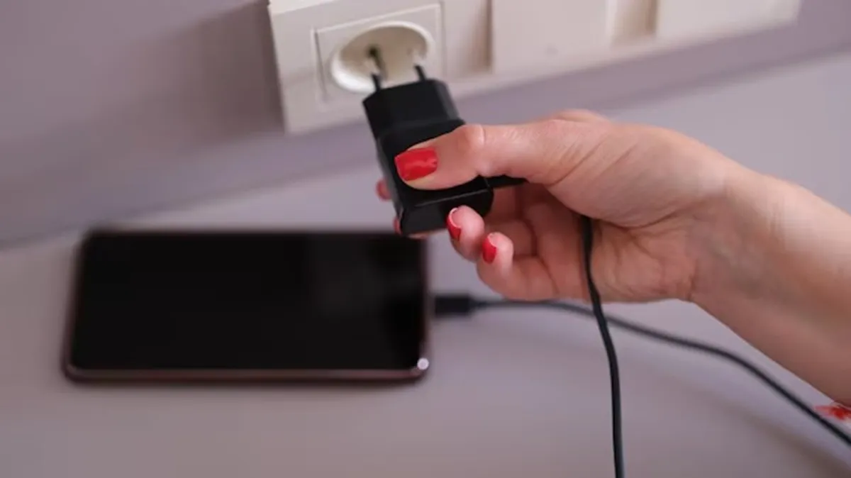 deixar-carregador-na-tomada-pode-ser-mais-perigoso0138213200202603100921-ScaleDownProportional