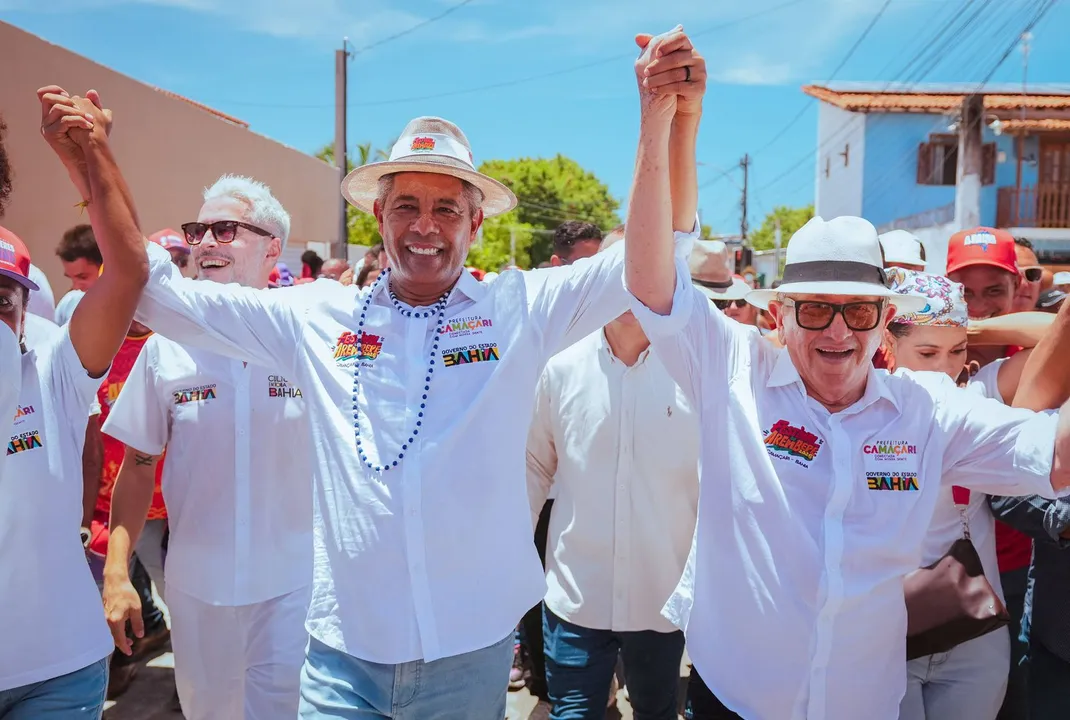 jeronimo-e-caetano-caminham-com-multidao-na-abertu0138256400202603131622-ScaleDownProportional