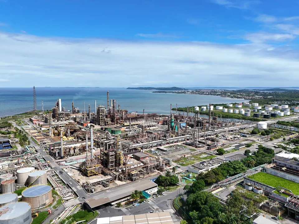 TOMARA – Em Betim, Lula diz que governo vai recomprar refinaria privatizada por Bolsonaro na Bahia