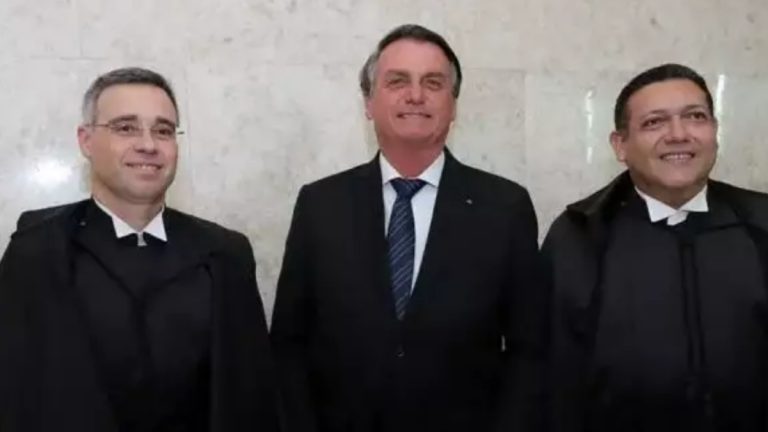 (???) – Kássio Nunes Marques convida Jair Bolsonaro, que está preso, para sua posse na presidência do TSE