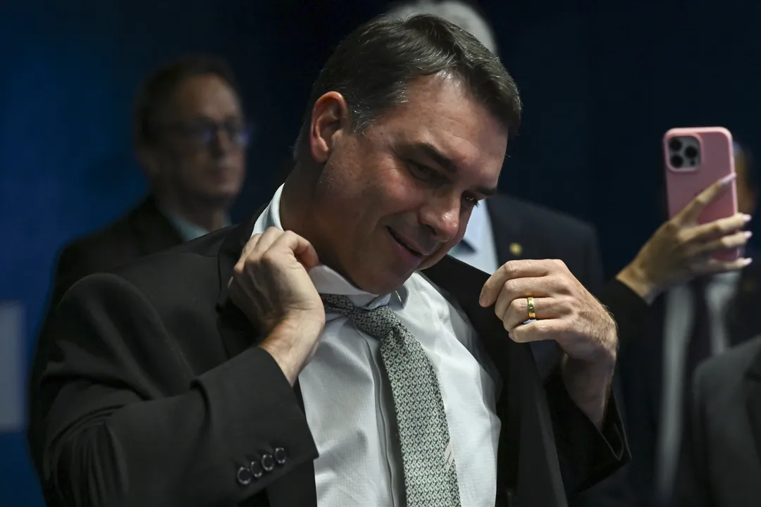 flavio-bolsonaro-faz-churrasco-com-senadores-apos-0138746900202604301555-ScaleDownProportional