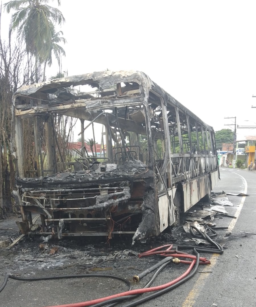 Ônibus é consumido por incêndio em Jauá