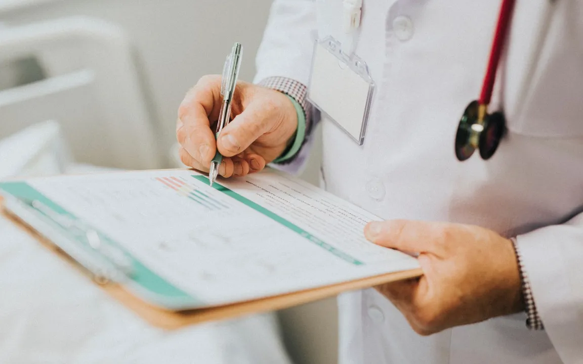 medico-inclui-igreja-em-receita-de-paciente-e-caus0139189400202606112059-ScaleDownProportional