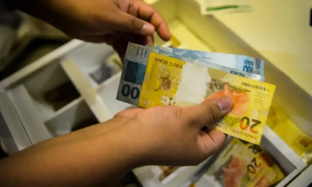 Servidores-publicos-podem-ganhar-mais-no-13-e-nas-0134765100202508182310-ScaleDownProportional