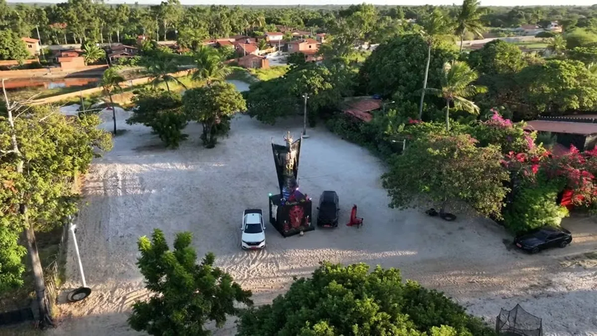estatua-de-11-metros-em-homenagem-ao-diabo-e-const0139727300202608011201-ScaleDownProportional