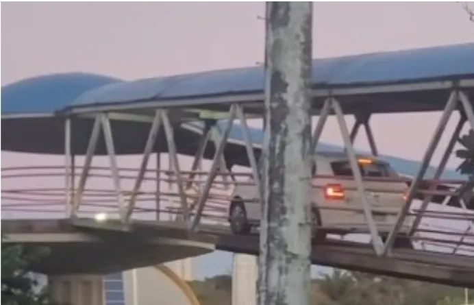 video-carro-invade-passarela-de-pedestres-na-aveni0139939500202608221205-ScaleDownProportional