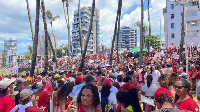 ato-em-apoio-a-lula-reune-multidao-na-barra-nesta-0140542700202610121114-ScaleDownProportional