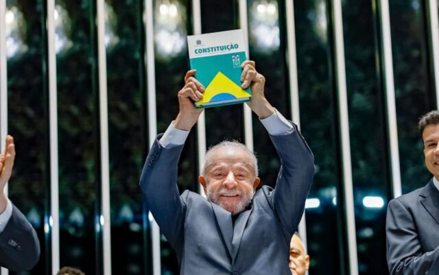 com-exemplar-da-constituicao-lula-se-emociona-ao-f0140595200202610161234