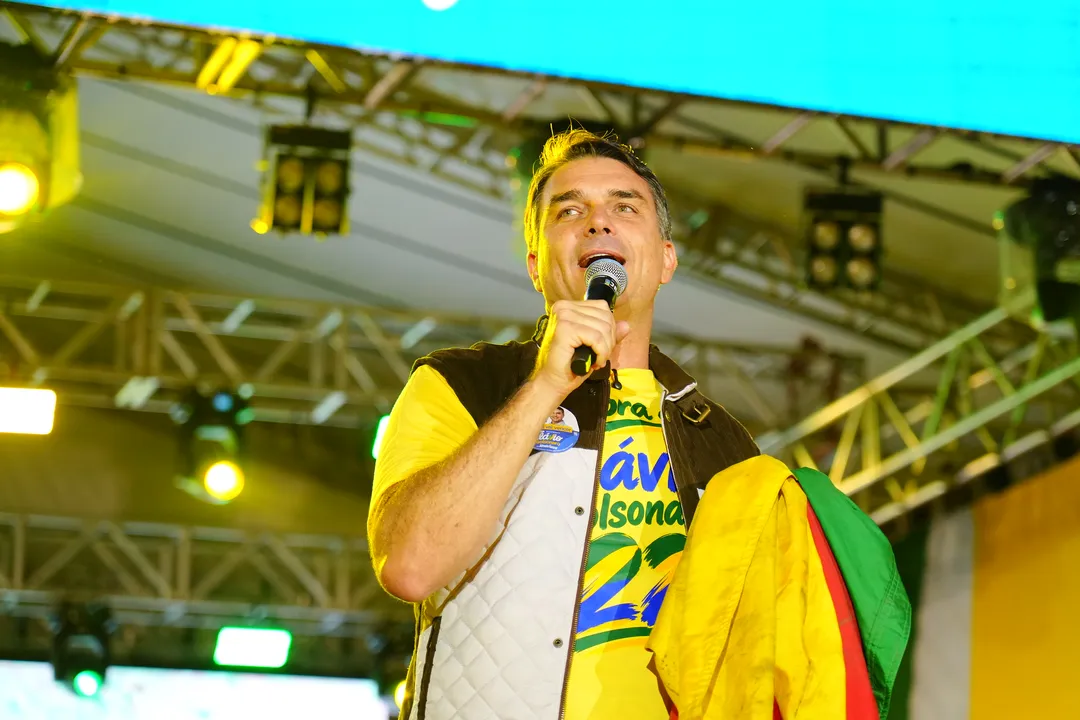 em-meio-a-polemicas-flavio-bolsonaro-reune-nomes-d0140593200202610161023-ScaleDownProportional