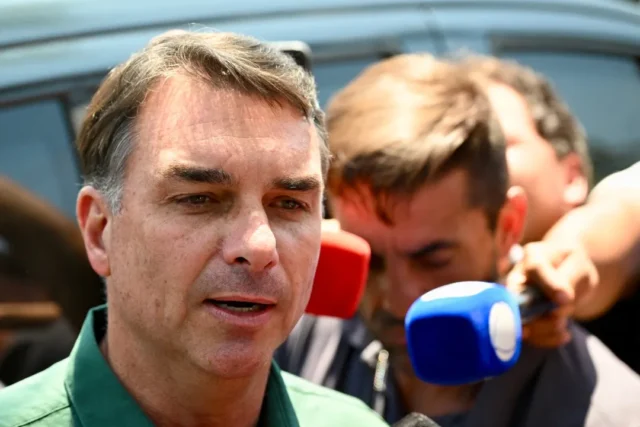 flavio-bolsonaro-diz-que-nao-dara-cargo-ao-pai-cas0140608100202610171340-ScaleDownProportional
