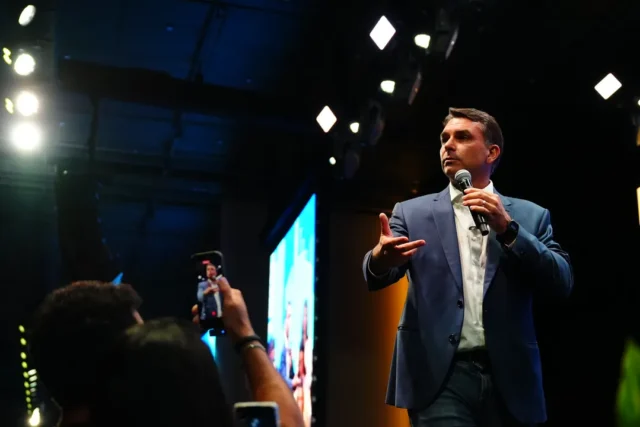flavio-bolsonaro-e-suspeito-de-socio-de-casa-de-ap0140651500202610211111-ScaleDownProportional