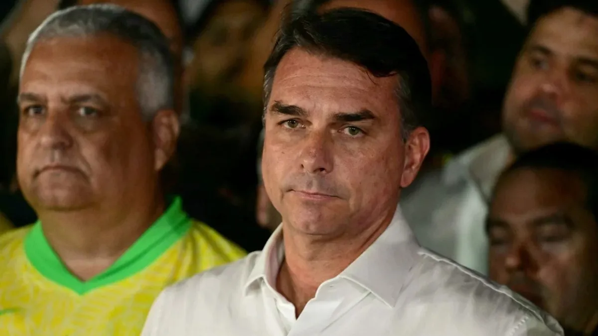 flavio-bolsonaro-se-autoproclama-presidente-eleito0140748300202610281733-ScaleDownProportional