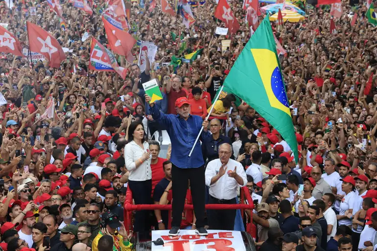 DE NOVO – Lula é reeleito presidente do Brasil em virada histórica