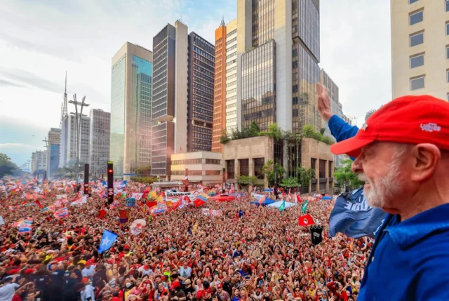 lula-vota-em-sao-paulo-nestas-eleicoes-eternamente0140703000202610251005-ScaleDownProportional