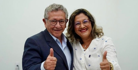 Prefeito Luiz Caetano ao lado da secretária Rosangela Almeida (Foto: Reprodução)
