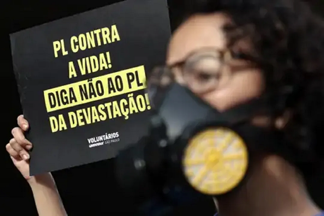 Manifestantes protestamcontra PL da Devastação (Foto: Paulo Pinto/Agência Brasil)