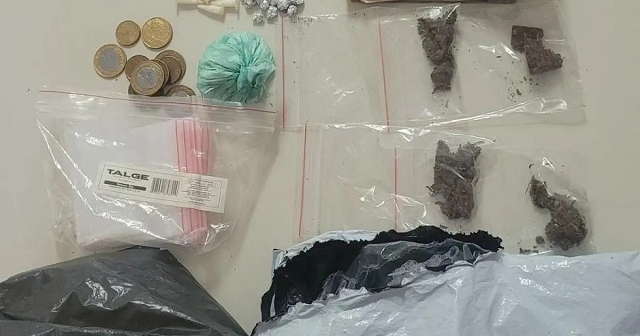 Todo o material e as envolvidas foram apresentados na delegacia para as medidas cabíveis (Foto: Divulgação)