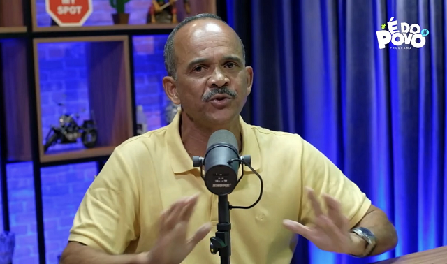 Ex-prefeito de Camacari, Elinaldo Araújo, durante entrevistas ao 'Programa é do Povo' (Foto: Reprodução/YouTube @programaedopovo3044)