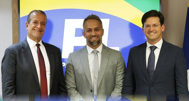 Ex-presidente da Câmara de Camaçari e candidato a prefeito derrotado no pleito de 2024, Flávio Matos, ao lado do presidente nacional da legenda, Valdemar Costa Neto e do dirigente estadual, João Roma (Foto: Reprodução/Instagram @flaviomatosoficiall) Ex-presidente da Câmara de Camaçari e candidato a prefeito derrotado no pleito de 2024, Flávio Matos, ao lado do presidente nacional da legenda, Valdemar Costa Neto e do dirigente estadual, João Roma (Foto: Reprodução/Instagram @flaviomatosoficiall)