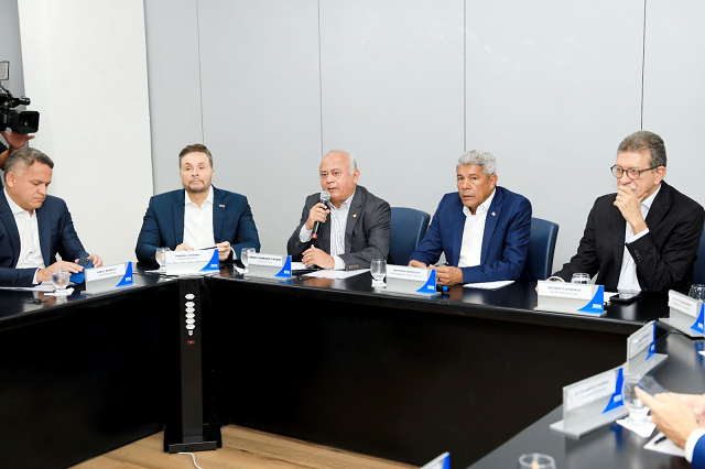 Reunião foi realizada entre o governador Jerônimo Rodrigues e o presidente da FIEB, Carlos Henrique Passos, com a presença de secretários estaduais e representantes do setor produtivo (Foto: Thuane Maria/GOVBA)