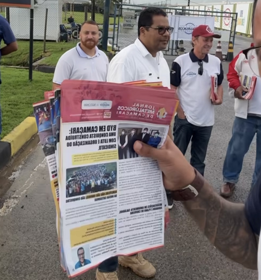 Sindicalistas estiveram na planta instalada em Camaçari e distribuíram, o primeiro jornal da entidade para a categoria (Foto: reprodução Instagram/julio_bonfim_)