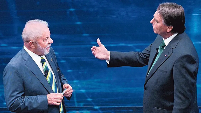 Lula e o ex-presidente Bolsonaro durante debate (Foto: Nelson Almeida/AFP)