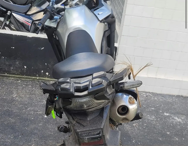 Motocicleta foi encontrada na Estrada da Cetrel e conduzida para a 18ª DT (Foto: Divulgação/Instagram @12bpmcamacari)