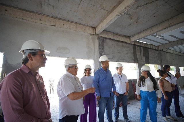 Prefeito de Camaçari, Luiz Caetano (PT) e a secretária de Saúde de Camaçari, Rosângela Almeida, estiveram no local acompanhando as intervenções (Fotos: Patrick Abreu)