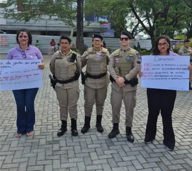 Durante a mobilização servidoras da Semu estavam maquiadas como se tivessem sofrido agressões, o que sensibilizou os transeuntes no Centro da Cidade (Foto: Reprodução/Instagram @12bpmcamacari) Durante a mobilização servidoras da Semu estavam maquiadas como se tivessem sofrido agressões, o que sensibilizou os transeuntes no Centro da Cidade (Foto: Reprodução/Instagram @12bpmcamacari)